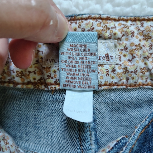 SO Junior's Size 7 Boot Cut Blue Jeans - Picture 3 of 8